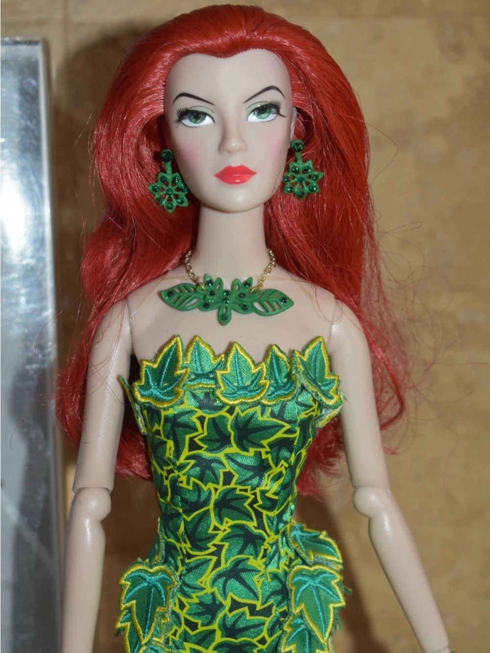 Madame Alexander X DC COMICS LIMITED EDITION 17" DOLL FIGURE BATMAN POISON IVY - Picture 3 of 12